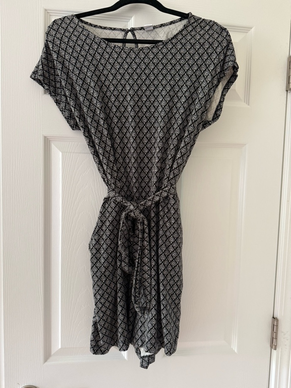 Black and White Tie-Waist Romper ** Bundle 5+ items and name your offer!!! 💖💞